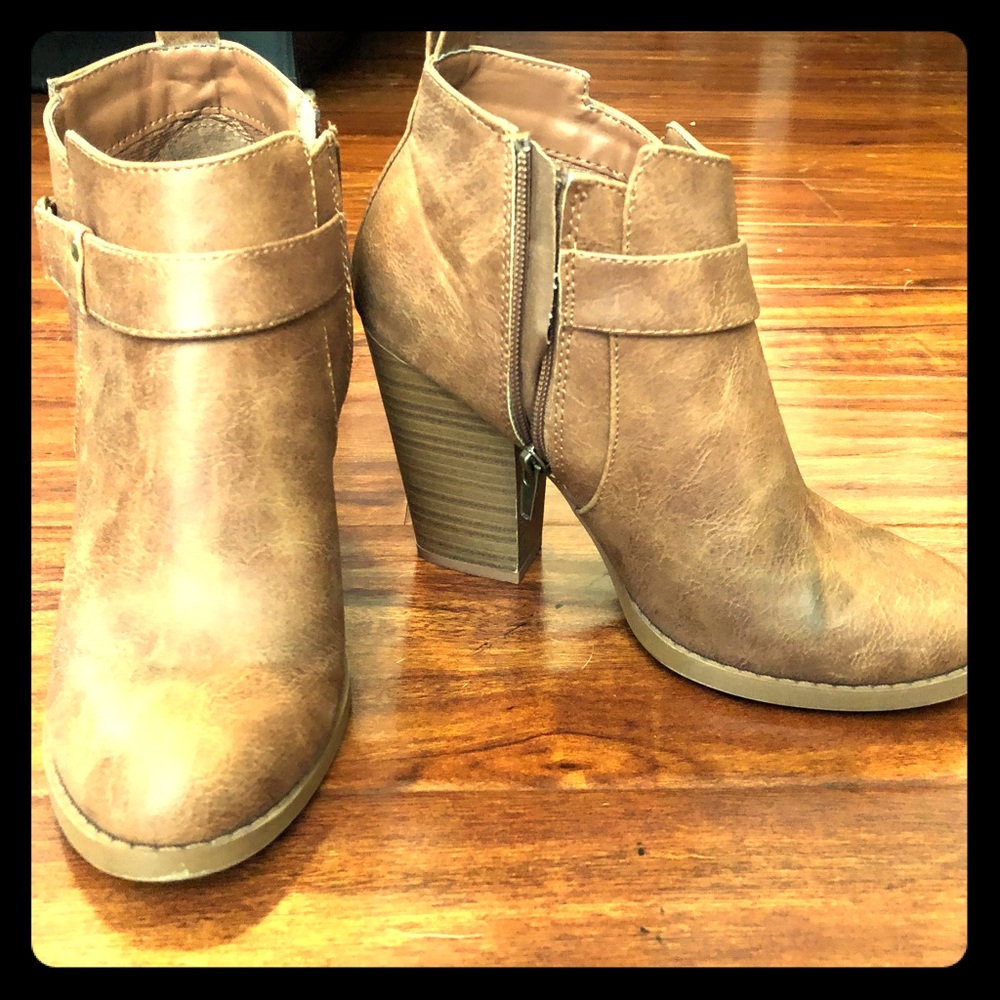 Perfect Commute Tan faux leather ankle booties.